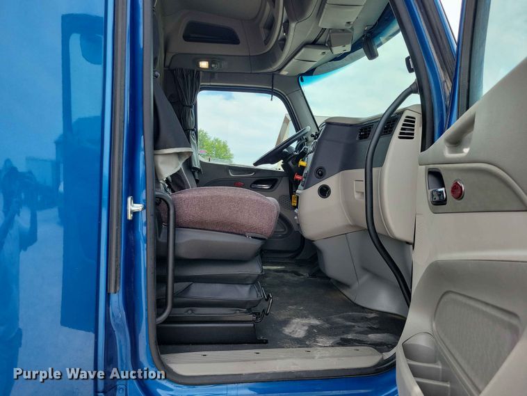 image for item DZ7220 2019 Peterbilt 579 semi truck