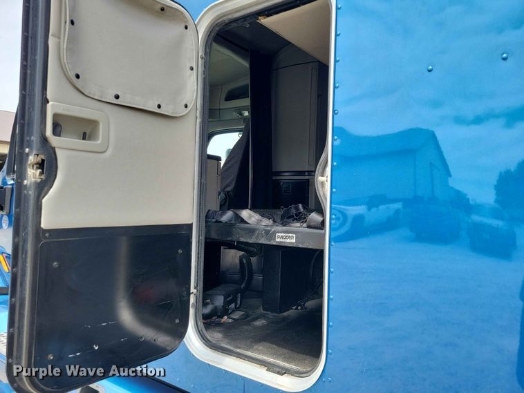 image for item DZ7220 2019 Peterbilt 579 semi truck