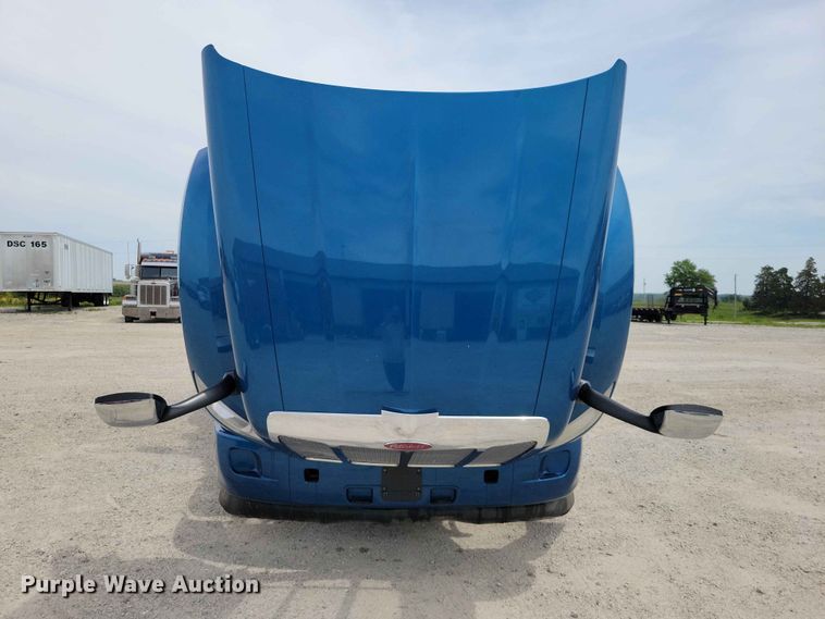 image for item DZ7220 2019 Peterbilt 579 semi truck