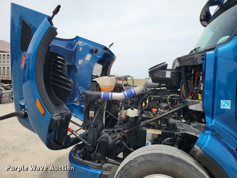 image for item DZ7220 2019 Peterbilt 579 semi truck
