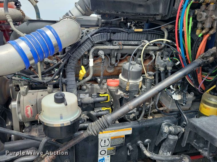 image for item DZ7220 2019 Peterbilt 579 semi truck