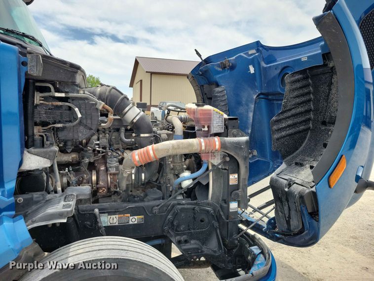 image for item DZ7220 2019 Peterbilt 579 semi truck
