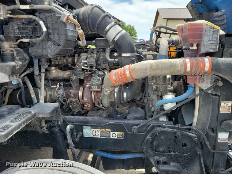 image for item DZ7220 2019 Peterbilt 579 semi truck