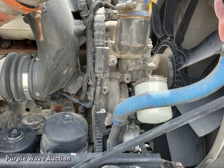 image for item DZ7220 2019 Peterbilt 579 semi truck