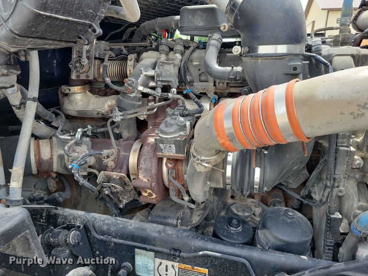 image for item DZ7220 2019 Peterbilt 579 semi truck