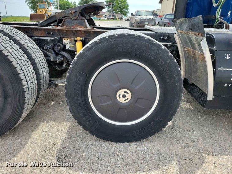 image for item DZ7220 2019 Peterbilt 579 semi truck