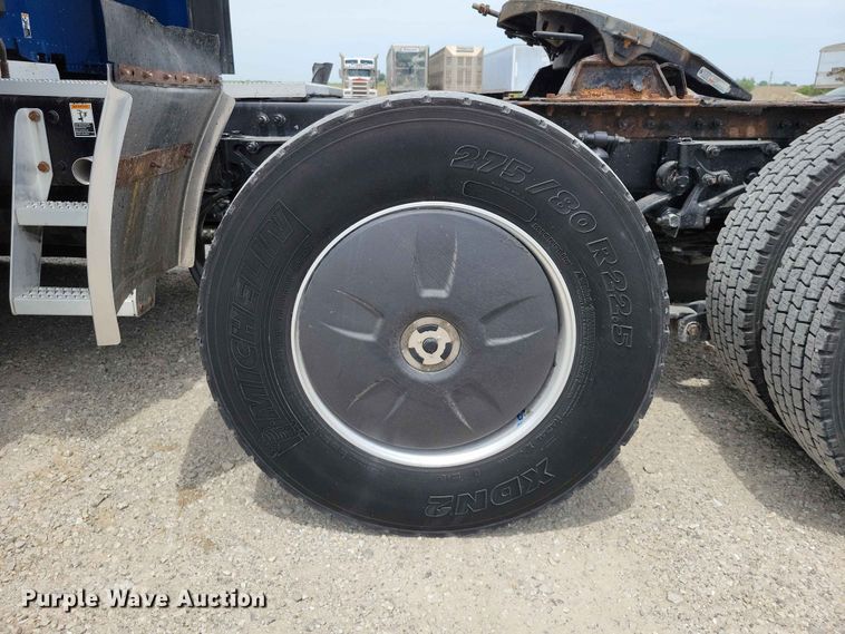 image for item DZ7220 2019 Peterbilt 579 semi truck