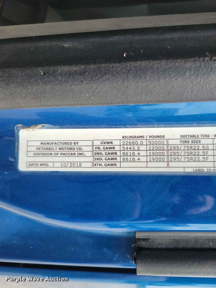 image for item DZ7220 2019 Peterbilt 579 semi truck