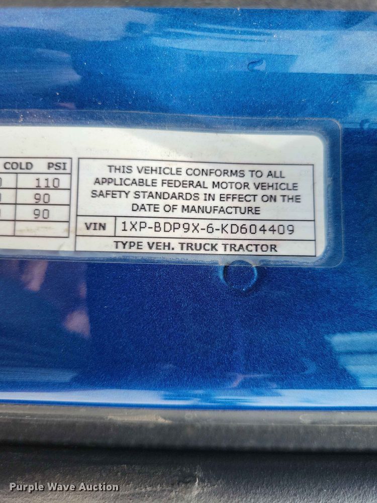 image for item DZ7220 2019 Peterbilt 579 semi truck