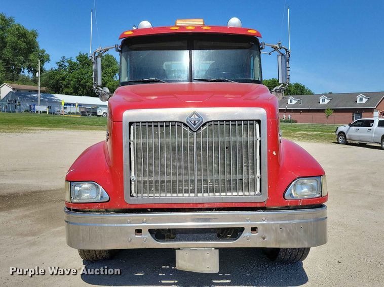 image for item DZ7269 2002 International  9400i semi truck