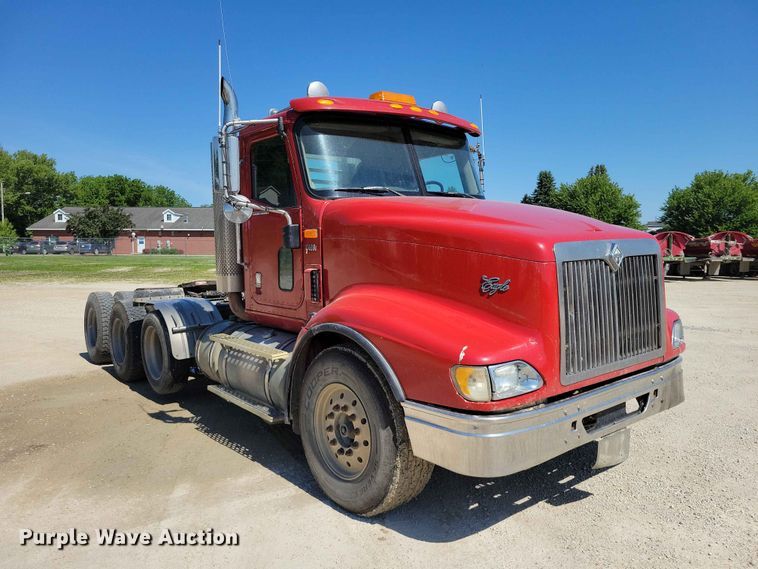 image for item DZ7269 2002 International  9400i semi truck