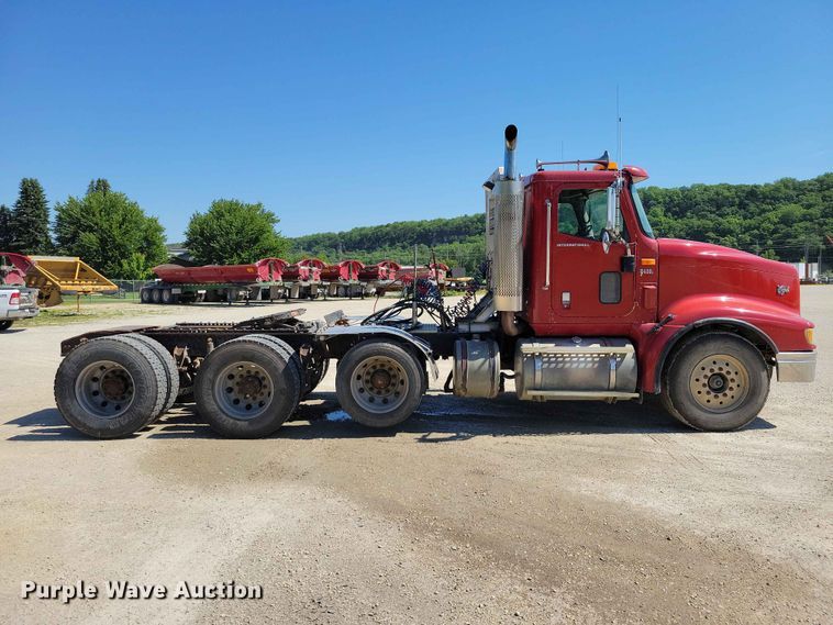 image for item DZ7269 2002 International  9400i semi truck