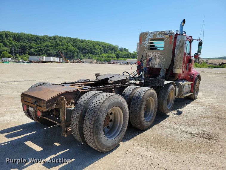 image for item DZ7269 2002 International  9400i semi truck