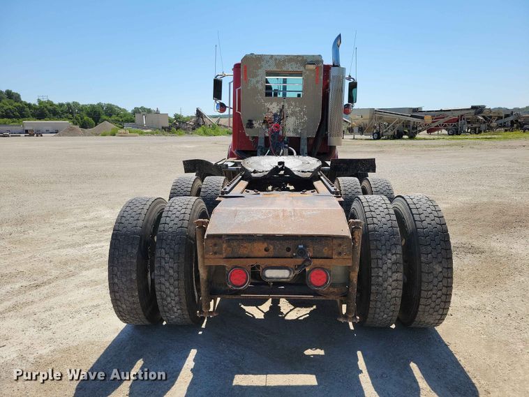 image for item DZ7269 2002 International  9400i semi truck
