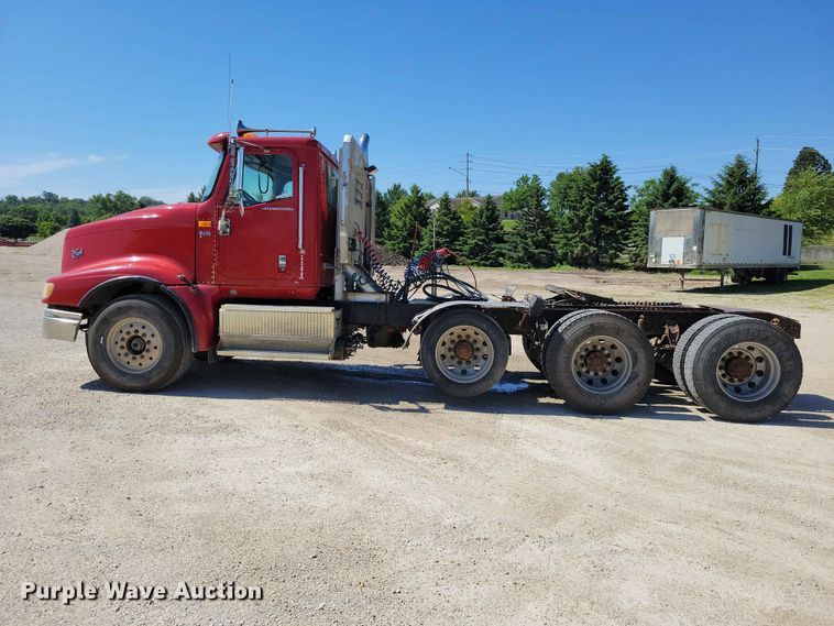 image for item DZ7269 2002 International  9400i semi truck