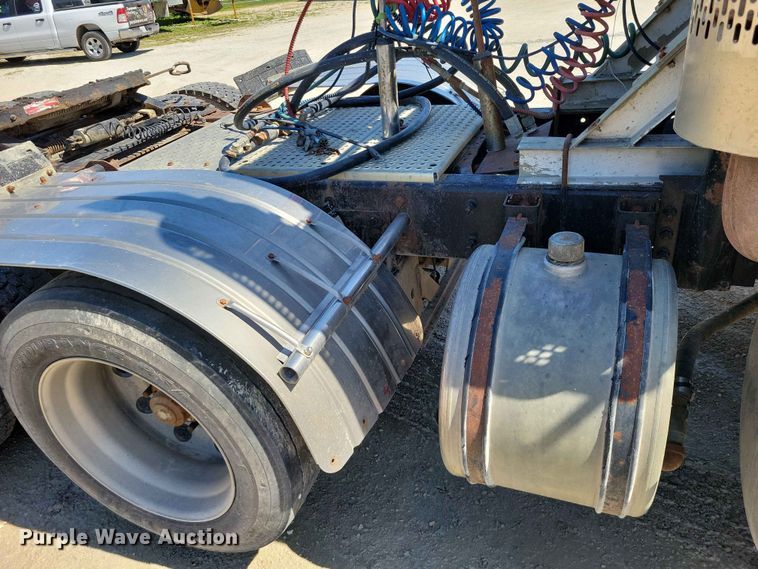 image for item DZ7269 2002 International  9400i semi truck