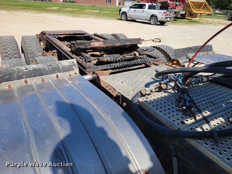image for item DZ7269 2002 International  9400i semi truck