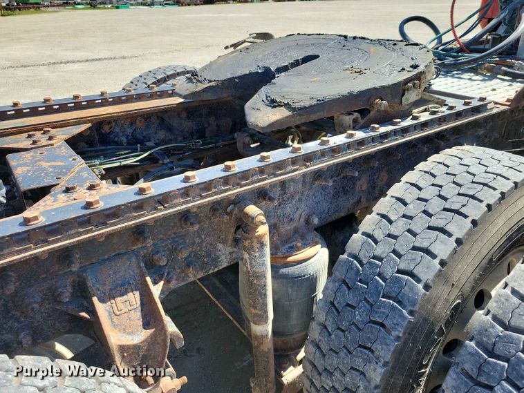 image for item DZ7269 2002 International  9400i semi truck