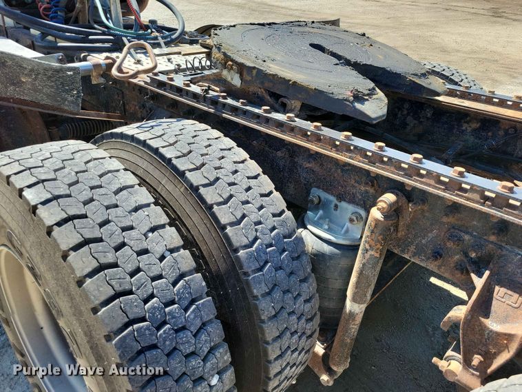 image for item DZ7269 2002 International  9400i semi truck