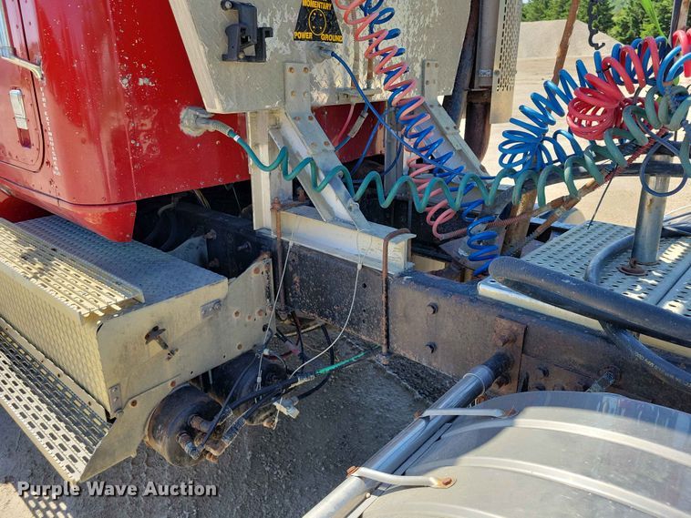 image for item DZ7269 2002 International  9400i semi truck