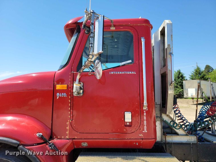 image for item DZ7269 2002 International  9400i semi truck