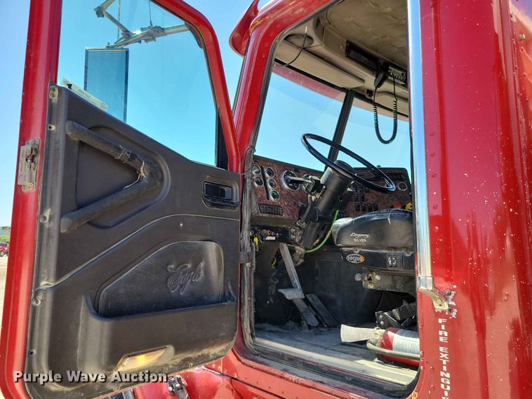 image for item DZ7269 2002 International  9400i semi truck