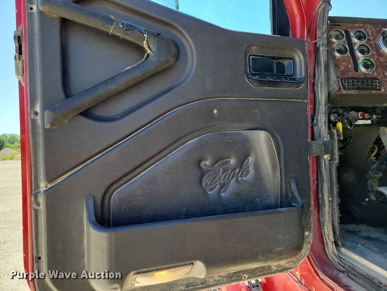 image for item DZ7269 2002 International  9400i semi truck