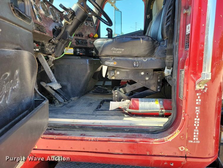 image for item DZ7269 2002 International  9400i semi truck