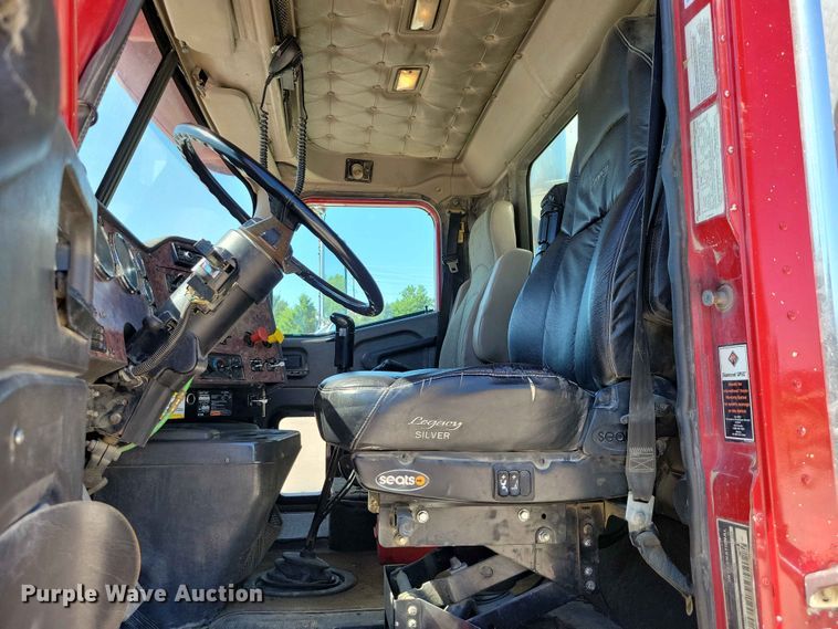 image for item DZ7269 2002 International  9400i semi truck