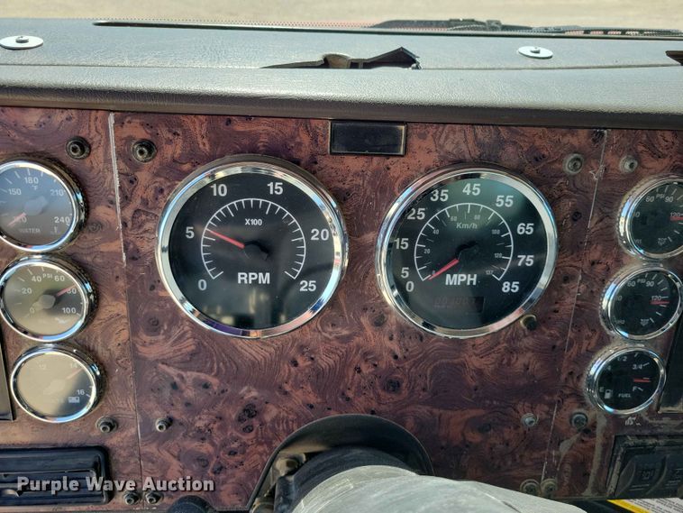 image for item DZ7269 2002 International  9400i semi truck