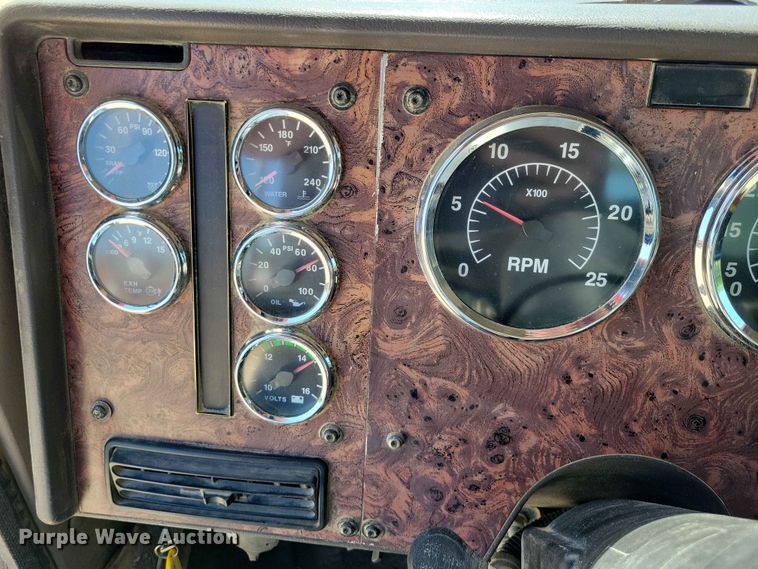 image for item DZ7269 2002 International  9400i semi truck