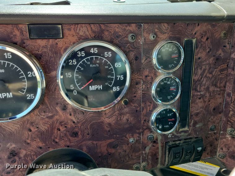 image for item DZ7269 2002 International  9400i semi truck