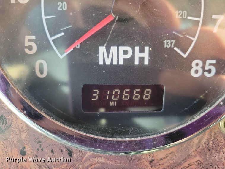 image for item DZ7269 2002 International  9400i semi truck
