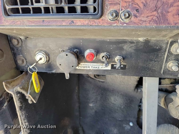 image for item DZ7269 2002 International  9400i semi truck