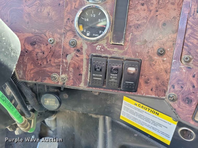 image for item DZ7269 2002 International  9400i semi truck