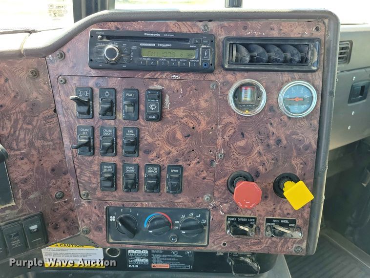 image for item DZ7269 2002 International  9400i semi truck