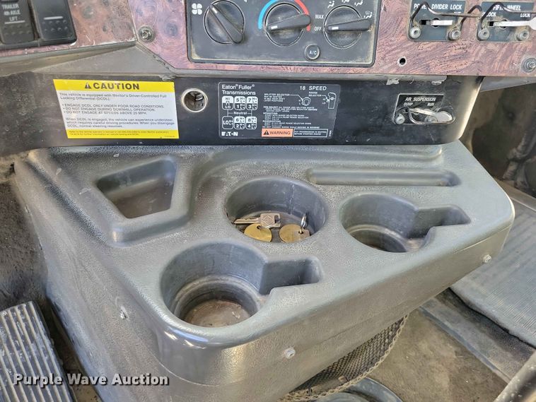 image for item DZ7269 2002 International  9400i semi truck