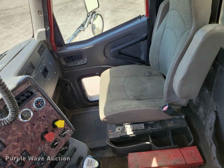 image for item DZ7269 2002 International  9400i semi truck