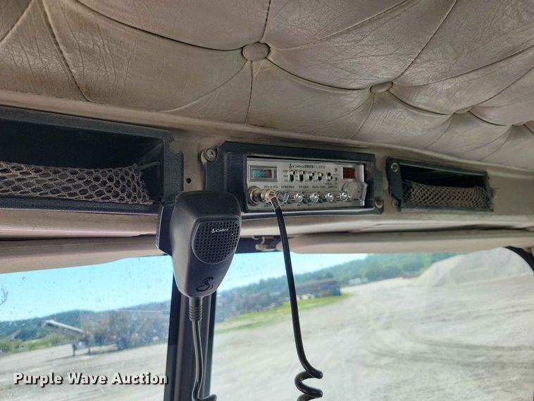image for item DZ7269 2002 International  9400i semi truck
