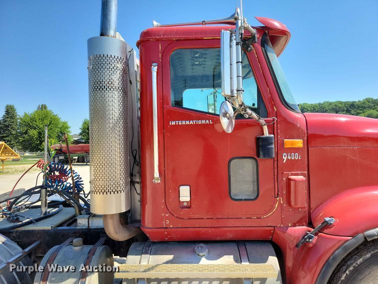 image for item DZ7269 2002 International  9400i semi truck