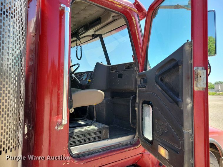image for item DZ7269 2002 International  9400i semi truck