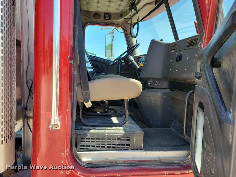 image for item DZ7269 2002 International  9400i semi truck