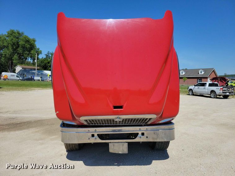 image for item DZ7269 2002 International  9400i semi truck