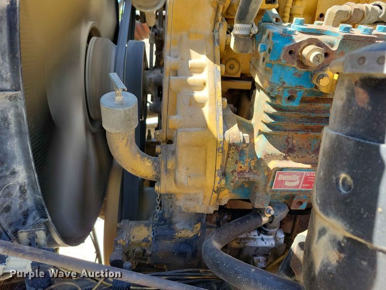 image for item DZ7269 2002 International  9400i semi truck