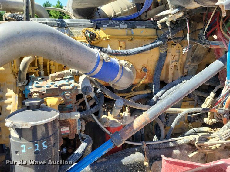 image for item DZ7269 2002 International  9400i semi truck