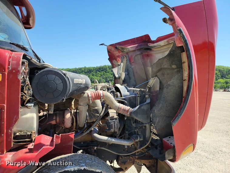 image for item DZ7269 2002 International  9400i semi truck