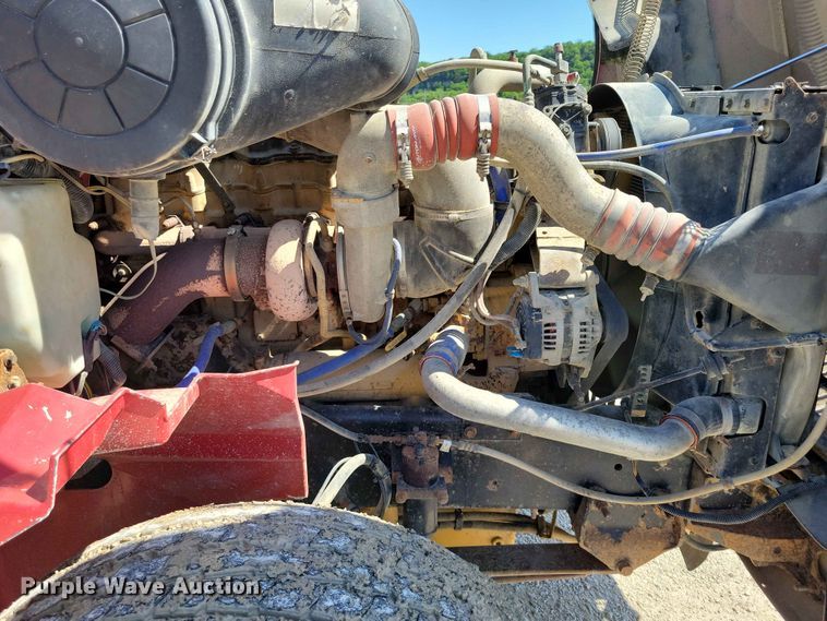 image for item DZ7269 2002 International  9400i semi truck