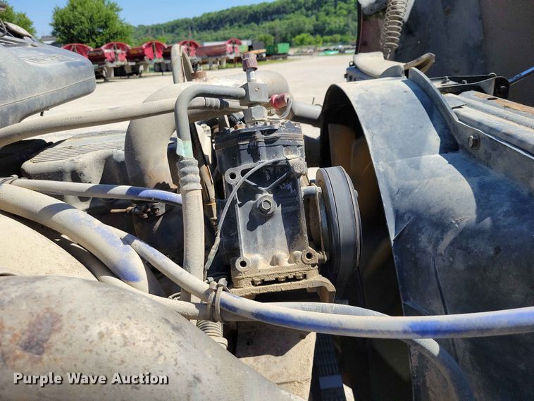 image for item DZ7269 2002 International  9400i semi truck