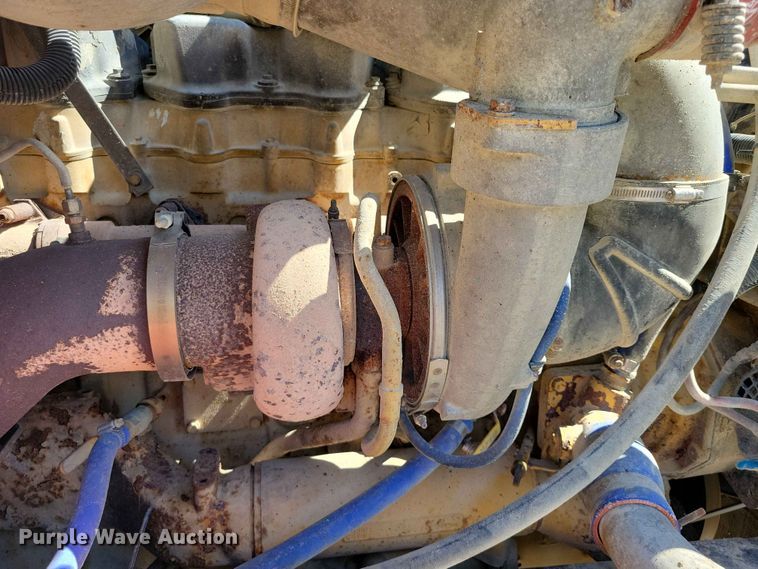 image for item DZ7269 2002 International  9400i semi truck