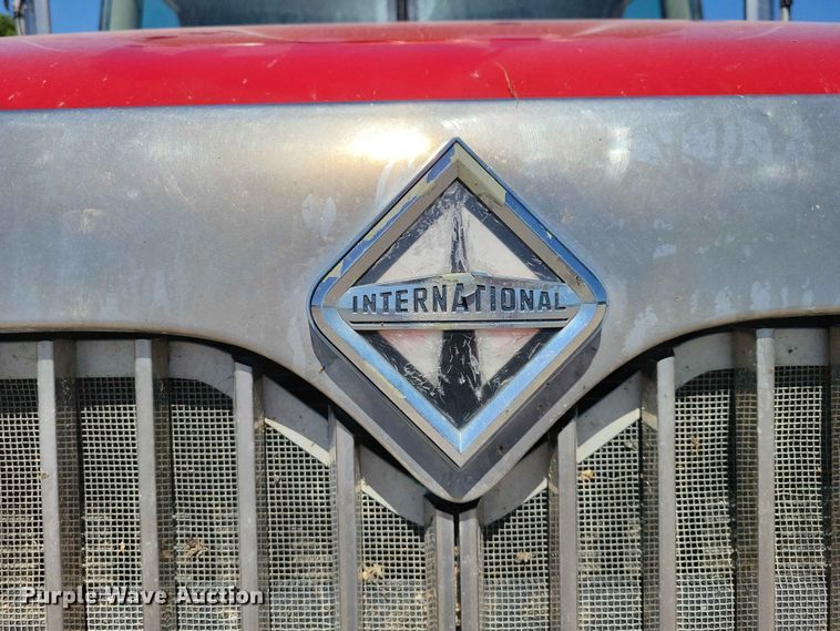 image for item DZ7269 2002 International  9400i semi truck